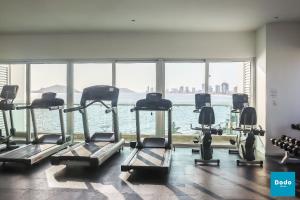 マサトランにあるDepartamento en Torre Mの- 水辺の景色を望むジム