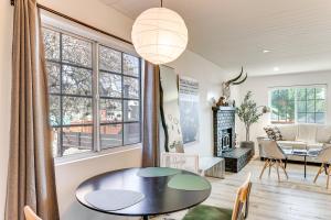 Khu vực ghế ngồi tại Fish, Hike and Explore Cabin with Yard in Big Bear