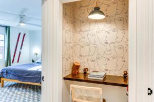 Giường trong phòng chung tại Fish, Hike and Explore Cabin with Yard in Big Bear