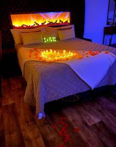 Una cama con un montón de luces. en Love Room Spa - Sauna - Hammam, en Domérat