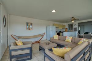 salon z kanapą i kuchnią w obiekcie Mqsl25 w mieście Sainte-Luce +9 zdjęć