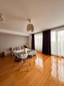 a living room with a table and chairs and a couch at Lira Beach Studio in Mamaia