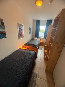 a bedroom with two beds and a window at Bei den Leuchttürmen in Fehmarn