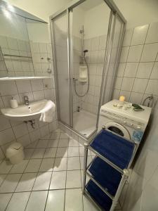 a bathroom with a washing machine and a sink at Bei den Leuchttürmen in Fehmarn