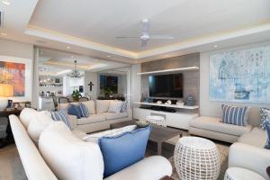ウムドロティにあるLymegrove Beach Villaの白い家具と薄型テレビのあるリビングルーム