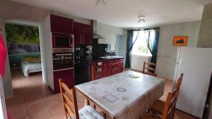 YouxにあるGite FABYPHILのテーブルとダイニングルームのあるキッチン