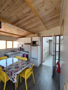 Kuchyň nebo kuchyňský kout v ubytování Casa Alojamiento Tocllaraju
