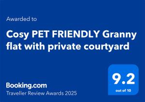 Certifikát, hodnocení, plakát nebo jiný dokument vystavený v ubytování Small PET FRIENDLY Granny flat with paved courtyard
