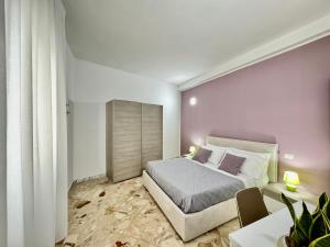 - une chambre avec un lit king-size et une table dans l'établissement La Residenza, appartamento centrale e moderno - Marea Stays Collection, à Nardò