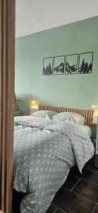 ein Schlafzimmer mit einem Bett mit einer Decke darauf in der Unterkunft LA PETITE LUGE studio sur les pistes centre station Super-Besse in Besse-et-Saint-Anastaise + 20 Fotos