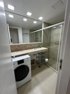 圣保罗Flat Aconchegante nos Jardins的带水槽和洗衣机的浴室