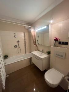 Un baño con inodoro, bañera y lavabo. en BUDE 55 Loft 31, en Winterberg