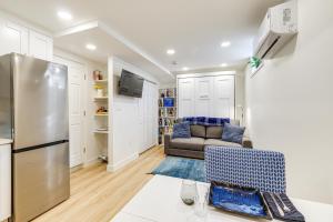 Dapur atau dapur kecil di 7 Mi to National Mall Bright DC Studio!