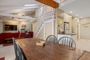 ein Esszimmer mit einem Holztisch und Stühlen in der Unterkunft Lake Home with Private Beach and Hot Tub in Ossipee