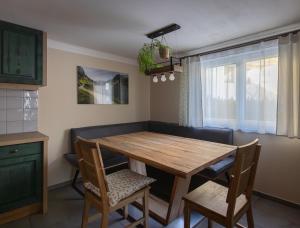 a dining room with a wooden table and chairs at Heimathaus Hettegger neue gemütliche Ferienwohnung in Grossarl