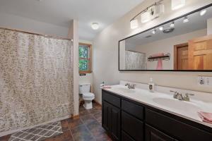 ein Badezimmer mit Waschbecken, Toilette und Spiegel in der Unterkunft Pond Retreat at the Beach in New Durham + 47 Fotos