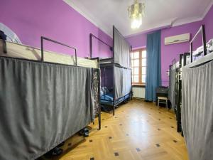 Una cama o camas en una habitación de New hostel in Melikishvili