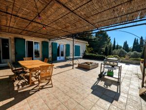 Patio alebo iná vonkajšia časť ubytovania Les Calades - Piscine, Parc, Parking