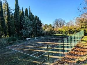 Tenis alebo squash v ubytovaní Les Calades - Piscine, Parc, Parking alebo jeho okolí