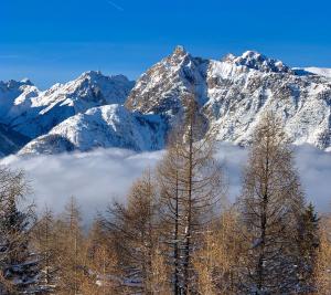 Vista generica sulle montagne o vista sulle montagne dall'interno dell'appartamento