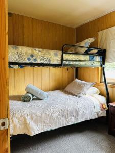 a bedroom with a bunk bed with a pillow at Mehuín el Remanso de Paz in Mehuín