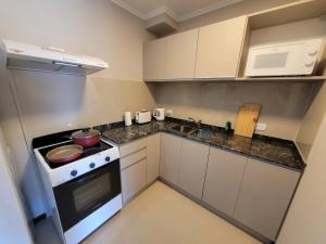 Η κουζίνα ή μικρή κουζίνα στο Departamento en el lago