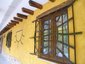 un edificio amarillo con una ventana con aigil. en Hostal Xaloa Orio en Orio