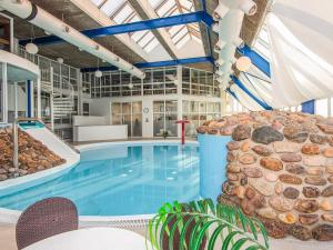 4 person holiday home in Hejls-By Traum في Hejls: مسبح كبير مع طاولة وكراسي