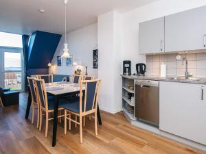 4 person holiday home in Hejls-By Traum في Hejls: مطبخ وغرفة طعام مع طاولة وكراسي