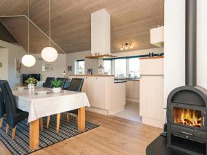 Køkken eller tekøkken på 8 person holiday home in Tarm