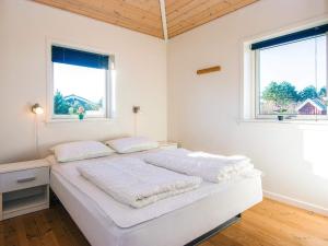 En eller flere senge i et værelse på 8 person holiday home in Tarm