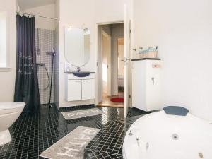 Et badeværelse på 8 person holiday home in Tarm + 32 billeder
