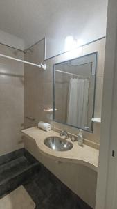 un bagno con lavandino e specchio di Amplio departamento 6p a Concepción del Uruguay