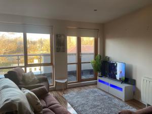 Uma televisão e/ou sistema de entretenimento em Courthouse View Penthouse 2