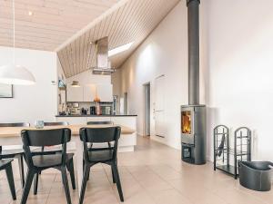 Kuchyň nebo kuchyňský kout v ubytování Holiday home Hals CIV