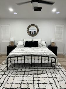 Un dormitorio con una cama grande y un espejo. en Bush Master Suite, Keys canal, en Parker