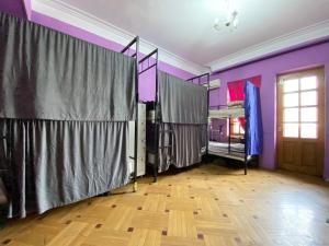Una cama o camas en una habitación de New hostel in Melikishvili