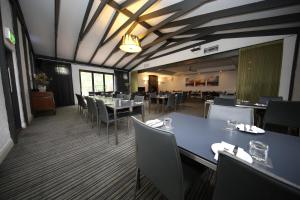 Mahogany Inn and Distillery餐厅或其他用餐的地方