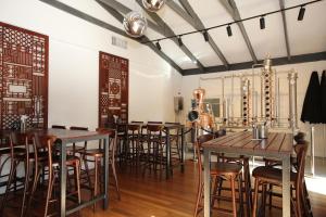 Mahogany Inn and Distillery餐厅或其他用餐的地方