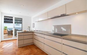 Η κουζίνα ή μικρή κουζίνα στο Awesome Home In Almuñecar With Wifi