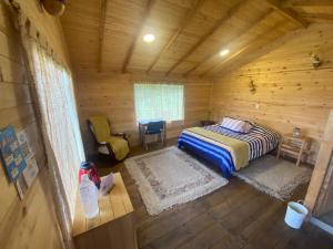 1 dormitorio con 1 cama en una cabaña de madera en Serás Libre Refugio, en Zipaquirá
