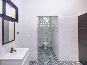 Bilik mandi di Beautiful mountain view villa 4BR +27 gambar