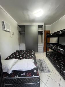 Cama o camas de una habitación en Apê Completo, 150m da praia, com duas sacadas