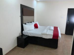 Ένα ή περισσότερα κρεβάτια σε δωμάτιο στο SENATOR'S SUITES and TOWERS HOTEL
