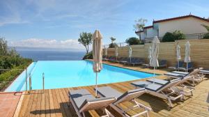Bazén v ubytování Belvedere Aeolis Hotel nebo v jeho okolí + 37 fotografií