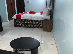 Ένα ή περισσότερα κρεβάτια σε δωμάτιο στο SENATOR'S SUITES and TOWERS HOTEL
