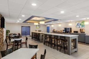 Kuchyň nebo kuchyňský kout v ubytování Best Western Atlanta Cumberland Galleria Hotel