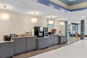 Příslušenství pro přípravu čaje a kávy v ubytování Best Western Atlanta Cumberland Galleria Hotel