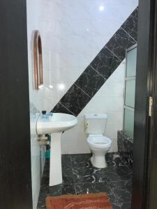 Ένα μπάνιο στο SENATOR'S SUITES and TOWERS HOTEL