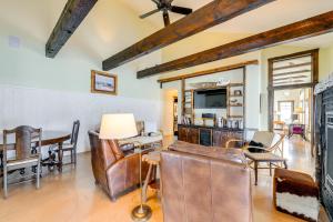 Χώρος καθιστικού στο On 20 Scenic Acres Mtn Retreat in Star Valley